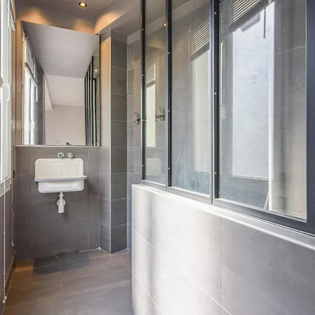 Wonderful Flat 10 Min Away From The Champs Elysees - - Welkeys * Paříž